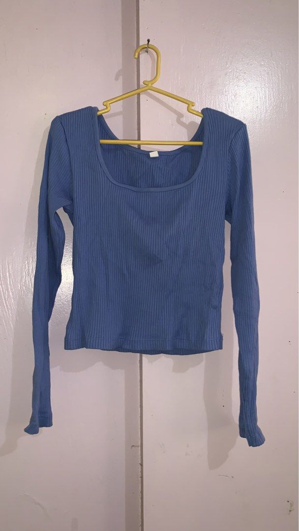 Uniqlo longsleeve crop top (Category: Longsleeves) located in Manila. Submitted by darlynicole (Listing ID 1457143912, Image 1). Description: .