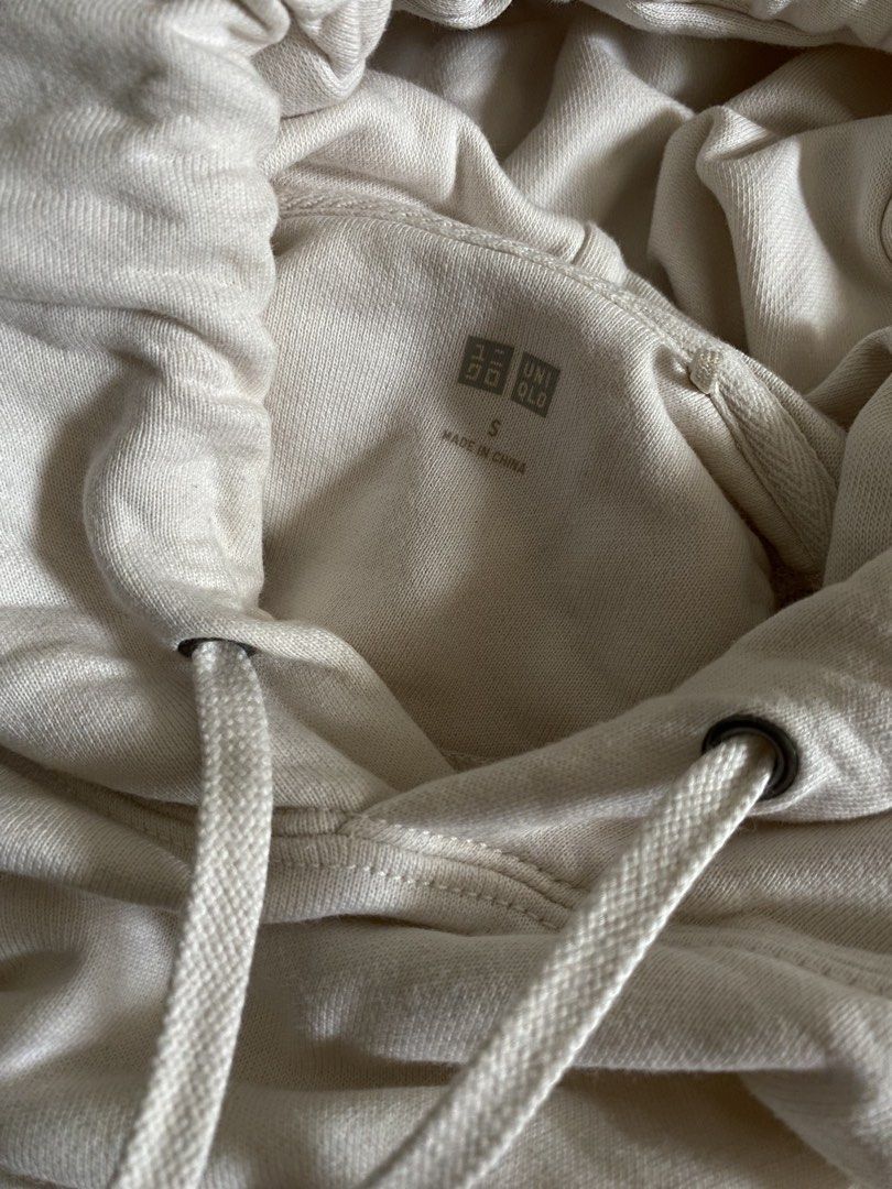 Uniqlo Off White Cream Pullover Hoodie (Category: Coats, Jackets and Outerwear) located in Quezon City. Submitted by dcbys (Listing ID 1457201766, Image 3). Description: never used like bnew small on tag fit to med .