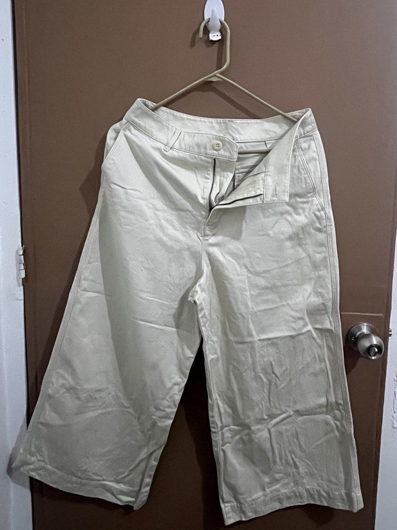 Uniqlo wide pants [cream] (Category: Jeans) located in Manila. Submitted by aching_90 (Listing ID 1457288129, Image 1). Description: uniqlo size: 4 (waist:70cm, hip:97cm) .