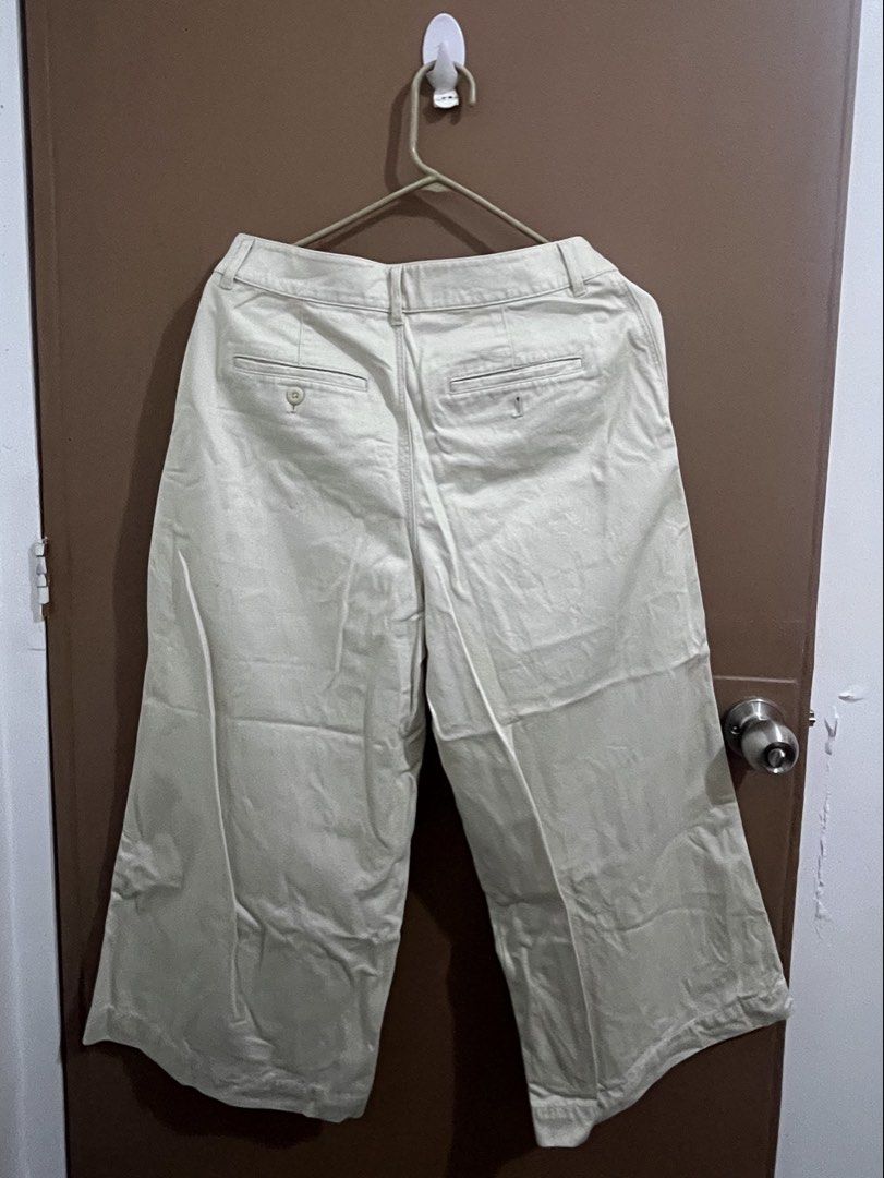 Uniqlo wide pants [cream] (Category: Jeans) located in Manila. Submitted by aching_90 (Listing ID 1457288129, Image 2). Description: uniqlo size: 4 (waist:70cm, hip:97cm) .