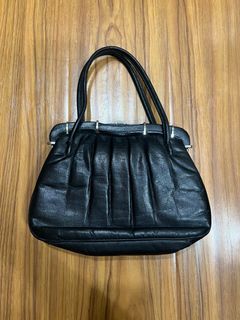(Category: ) located in . Submitted by everythingbrandedpreloved_ (Listing ID 1457291008, Image 1). Description: .