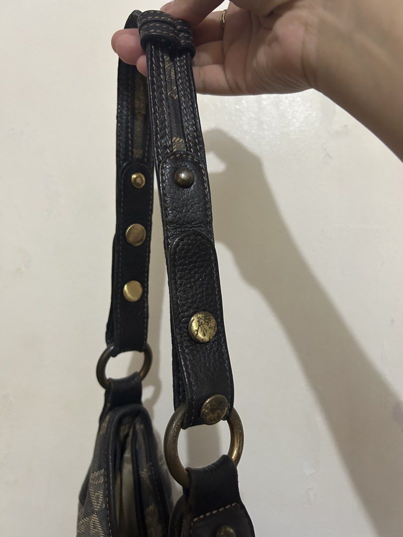 Vintage Hobo Bag (Category: Luxury Bags & Wallets) located in Davao. Submitted by zxcyani_ (Listing ID 1457235172, Image 2). Description: Borasalini Vintage Bag bought from ig shop for 800 selling for 350. Issue: broken zipper .
