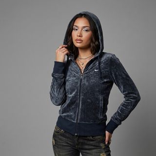 (Category: ) located in . Submitted by y2k.luxury.streetwear.outdoor (Listing ID 1457316365, Image 1). Description: .