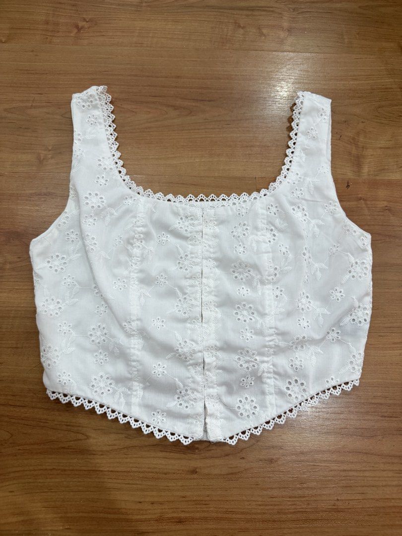 White Lace Trim Patchwork Corset Top (Category: Sleeveless) located in Makati City. Submitted by princesscalaquiann (Listing ID 1457221879, Image 1). Description: S-M.