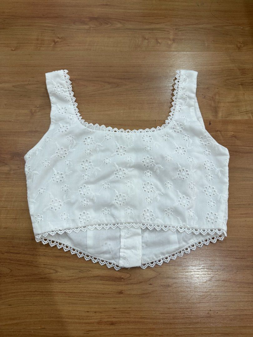 White Lace Trim Patchwork Corset Top (Category: Sleeveless) located in Makati City. Submitted by princesscalaquiann (Listing ID 1457221879, Image 2). Description: S-M.