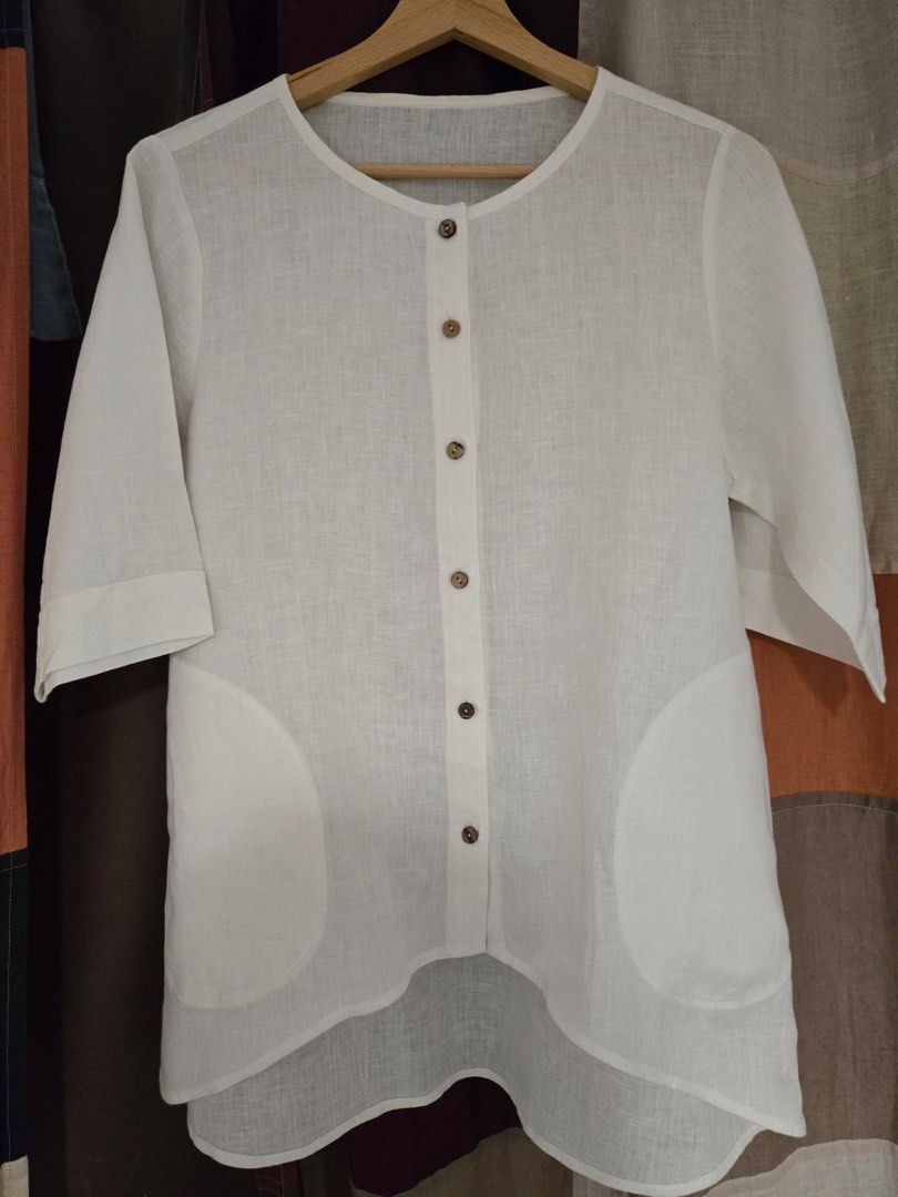 White Linen Shirt with Button Front and Pockets （分類：T-shirt）位於 Hong Kong。 由 kit.ro 提交（商品編號 1457148047，圖片 1）。簡介： White linen shirt. Round neckline with button-up front. Three-quarter sleeves. Two large pockets on the front. Curved hemline. Very comfortable and breathable. Front length: 57cm Back length: 69cm Chest: 50cm。
