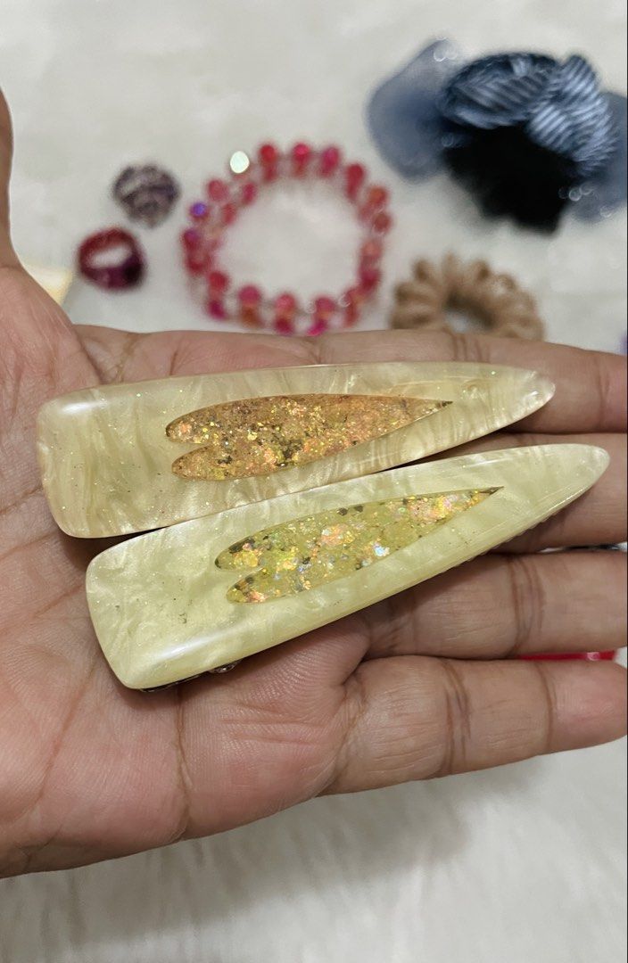 Women’s hair accessories bundle 2 (Category: Hair Accessories) located in Quezon City. Submitted by sissymissy1527 (Listing ID 1457147512, Image 2). Description: For take all only Hair accessories and beaded jewelry .
