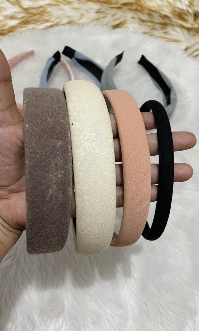 Women’s hair accessories bundle 3 (Category: Hair Accessories) located in Quezon City. Submitted by sissymissy1527 (Listing ID 1457147831, Image 3). Description: For take all 7pcs Yong iba meron signs of usage but no major issue Lahat usable Selling as is where is.