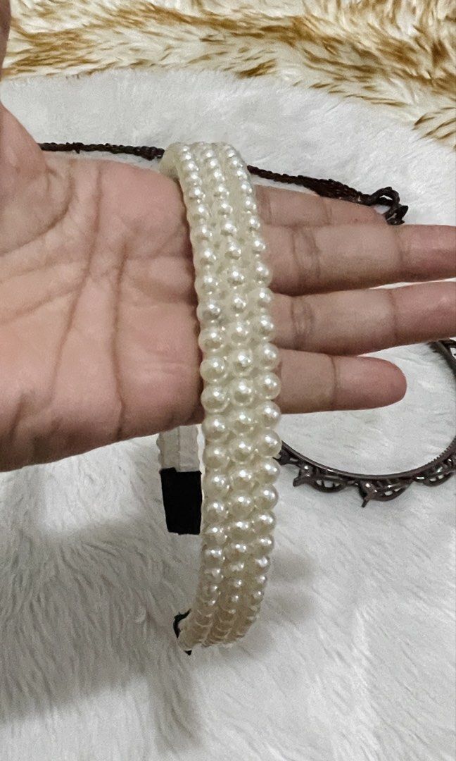 Women’s hair accessories bundle 4 (Category: Hair Accessories) located in Quezon City. Submitted by sissymissy1527 (Listing ID 1457148517, Image 2). Description: For take all only All for hair exept sa mahaba na brown parang necklace sya Selling as is where is.