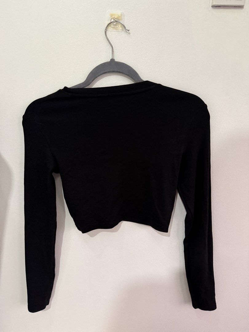 Zara Black Long Sleeve Cropped Top (Category: Longsleeves) located in Muntinlupa City. Submitted by jtarchive (Listing ID 1457257348, Image 3). Description: - Zara black long sleeve crop top - Crew neck style - Made in Bangladesh - Simple and versatile for dressing up or down - Great for layering or wearing solo.