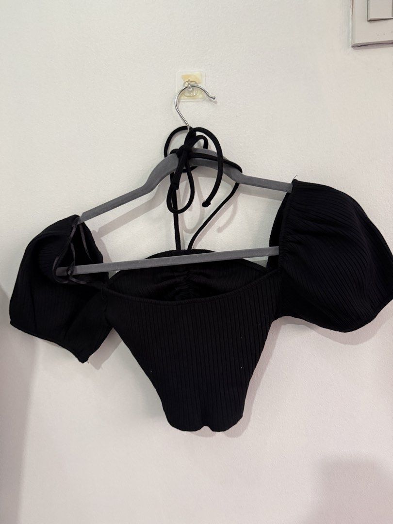 Zara Black Ribbed Puff Sleeve Crop Top (Category: Blouses) located in Muntinlupa City. Submitted by jtarchive (Listing ID 1457255142, Image 3). Description: - Zara ribbed crop top - Puff sleeves - Ruched front with tie-up halter neck - Made in Turkey - Size M - Perfect for dressing up or down - last pic is ww in another color.