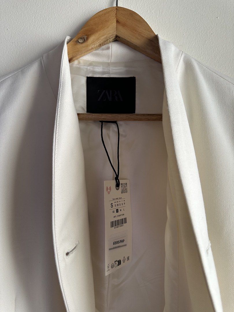ZARA Lapelless Blazer (Category: Coats, Jackets and Outerwear) located in Manila. Submitted by mrflyboy (Listing ID 1457272509, Image 2). Description: Brand New Zara White Lapelless Blazer -still with tag -never been worn -selling for p2500 (orig price: 6595).