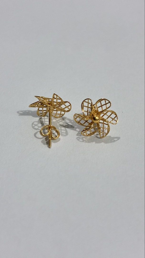 18K Saudi gold | Flower stud earrings (Category: Earrings) located in Bulacan. Submitted by dark.mocha11 (Listing ID 1457485946, Image 1). Description: BRAND NEW 18K Saudi gold 💯 Pawnable .6 estimated grams 📩PM me for more details 🚫No return, No exchange unless proven fake..