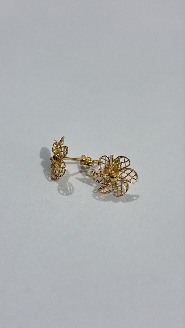 18K Saudi gold | Flower stud earrings (Category: Earrings) located in Bulacan. Submitted by dark.mocha11 (Listing ID 1457485946, Image 2). Description: BRAND NEW 18K Saudi gold 💯 Pawnable .6 estimated grams 📩PM me for more details 🚫No return, No exchange unless proven fake..