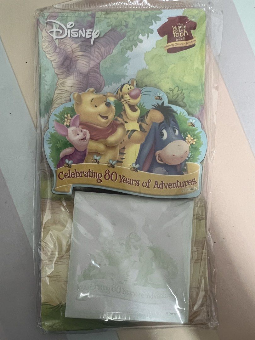 迪士尼 Winnie the Pooh 80週年磁貼記事簿 （分類：文具）位於 Hong Kong。 由 timothytht 提交（商品編號 1457489533，圖片 1）。簡介： 迪士尼 Winnie the Pooh 80週年紀念嘅磁貼記事簿。有小豬、維尼同跳跳虎。可以貼喺雪櫃度，寫低啲嘢好方便。。