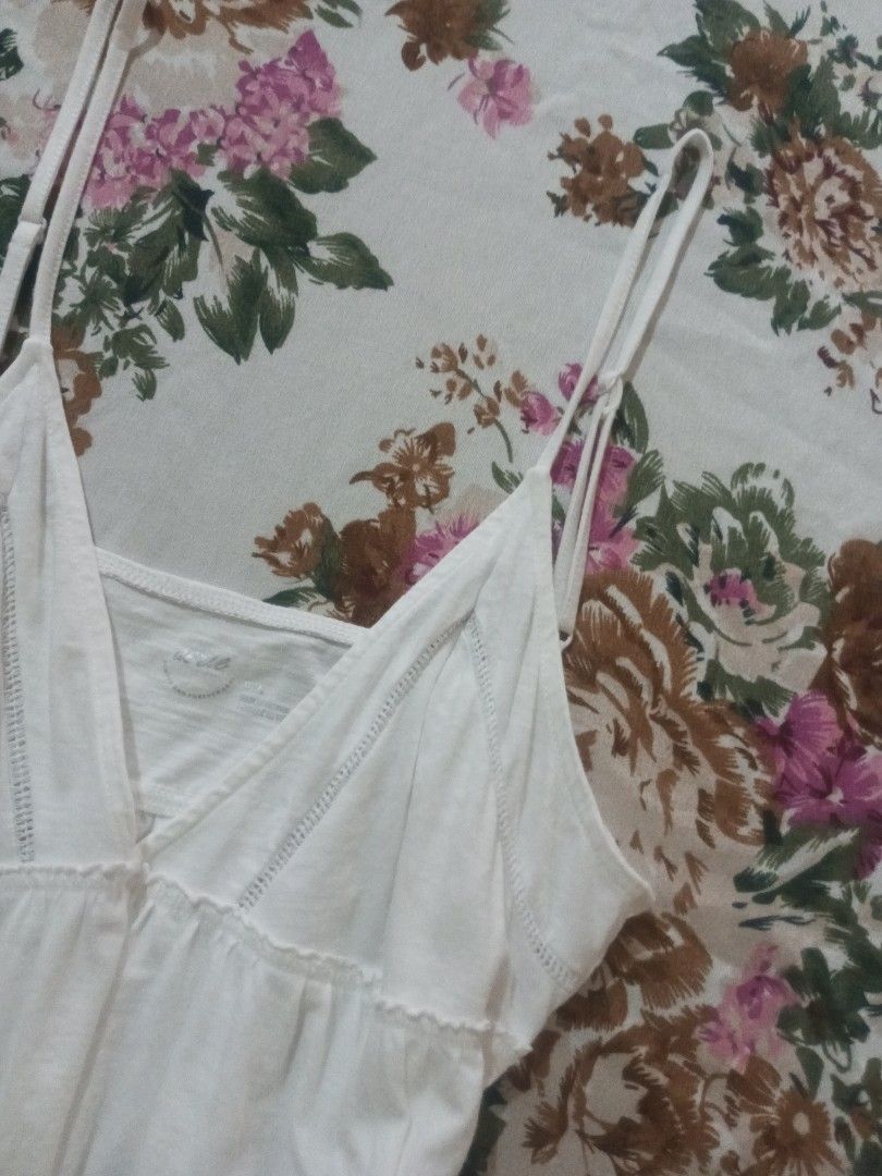 Aerie White Spaghetti Strap Camisole Top (Category: Sleeveless) located in San Pablo. Submitted by halloweenxx (Listing ID 1457437052, Image 2). Description: - Brand: Aerie - Style: White camisole top - Features: Thin spaghetti straps, V-neckline - Detail: Delicate lace trim along neckline and bust - Fabric: Lightweight and flowy - Versatile: Great for layering or wearing on its own - Easy to style with any outfit.