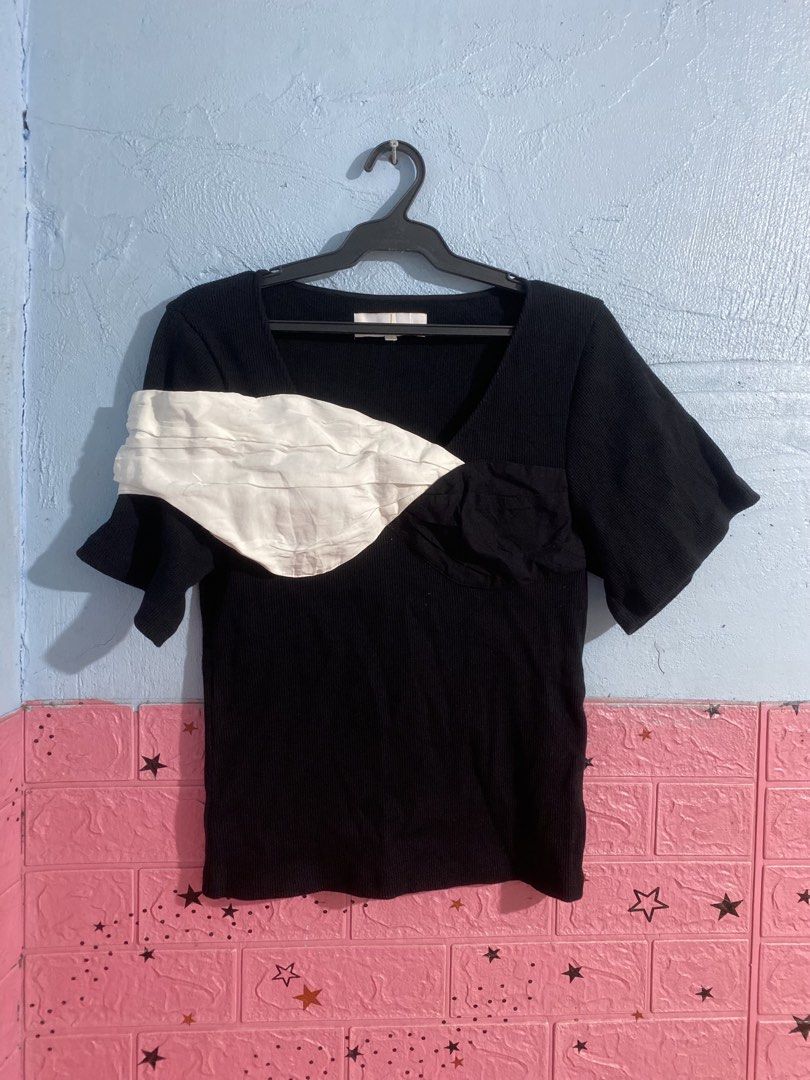 AKIRANAKA ribbed short-sleeve top (Category: Luxury Apparel) located in Cagayan de Oro. Submitted by swagdealer (Listing ID 1457334629, Image 1). Description: Width 15 Length 22.5 No issues Excellent conditon 10/10 color rate Good asnew Make offer for fast transaction📩.
