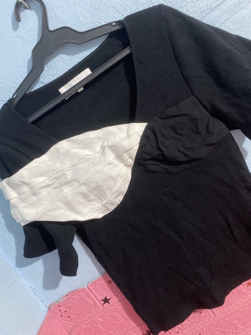 AKIRANAKA ribbed short-sleeve top (Category: Luxury Apparel) located in Cagayan de Oro. Submitted by swagdealer (Listing ID 1457334629, Image 2). Description: Width 15 Length 22.5 No issues Excellent conditon 10/10 color rate Good asnew Make offer for fast transaction📩.