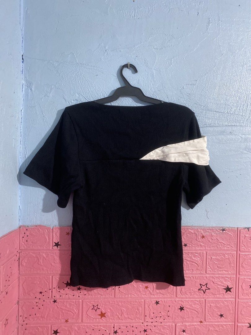 AKIRANAKA ribbed short-sleeve top (Category: Luxury Apparel) located in Cagayan de Oro. Submitted by swagdealer (Listing ID 1457334629, Image 3). Description: Width 15 Length 22.5 No issues Excellent conditon 10/10 color rate Good asnew Make offer for fast transaction📩.