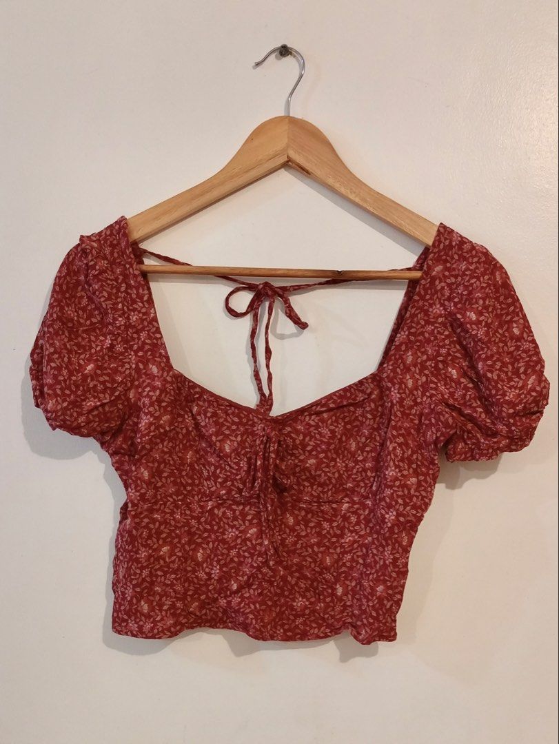 American Eagle Floral Puff Sleeve Top (Category: Blouses) located in Pasig City. Submitted by maychamatcha (Listing ID 1457460279, Image 2). Description: cropped style the print is really cute in person.