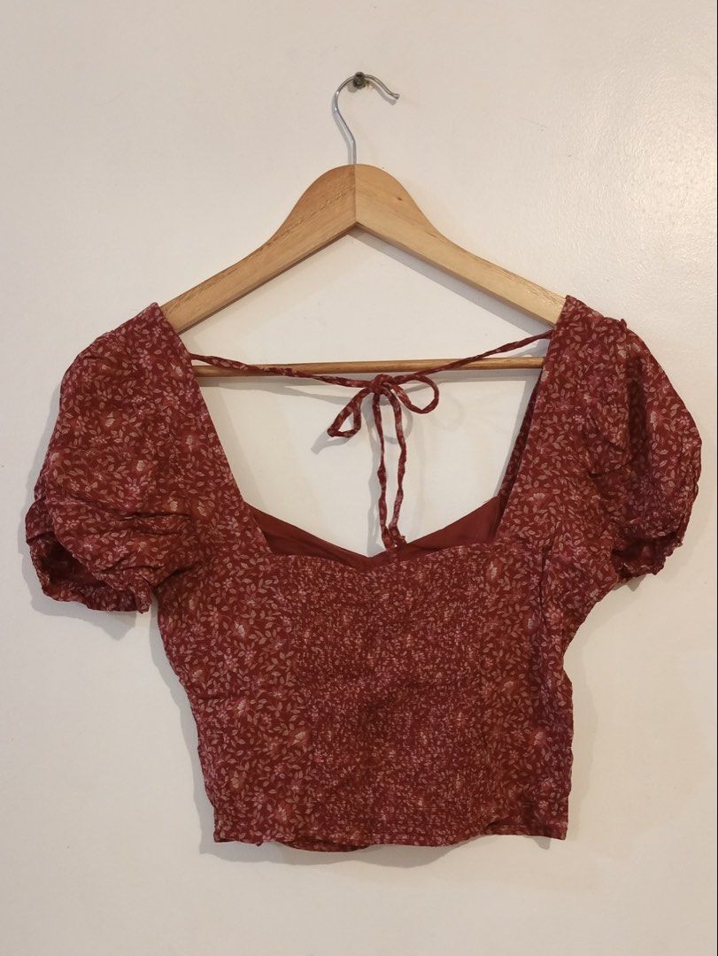 American Eagle Floral Puff Sleeve Top (Category: Blouses) located in Pasig City. Submitted by maychamatcha (Listing ID 1457460279, Image 3). Description: cropped style the print is really cute in person.