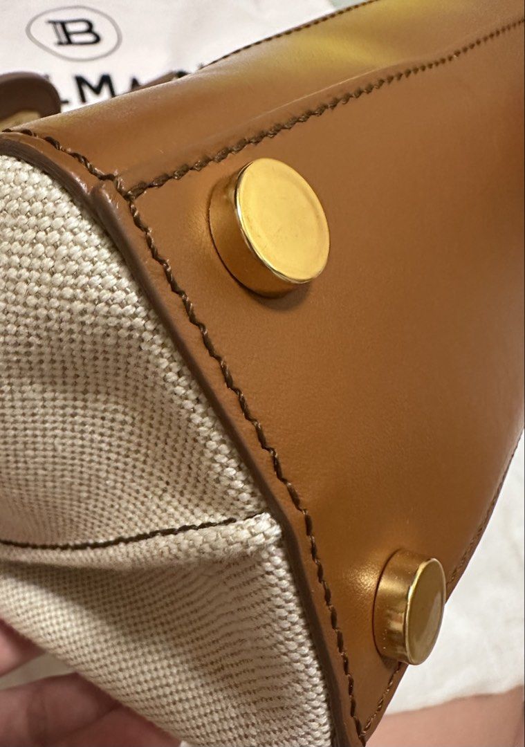 Balmain （分類：手袋及銀包）位於 Hong Kong。 由 msrarararachel 提交（商品編號 1457422009，圖片 3）。簡介： Balmain 啡拼米色帆布拼皮手袋，有埋防塵袋。袋面有大大個Balmain Paris字樣，中間有個金色B字扣。入面間隔實用，有拉鏈位。手挽同埋可拆卸肩帶都有。金色五金件好靚仔。 。