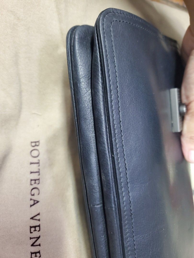 Bottega veneta Wallet (Category: Luxury Bags & Wallets) located in Manila. Submitted by mavel0817 (Listing ID 1457379971, Image 2). Description: Bottega veneta Wallet Genuine Leather etikita .