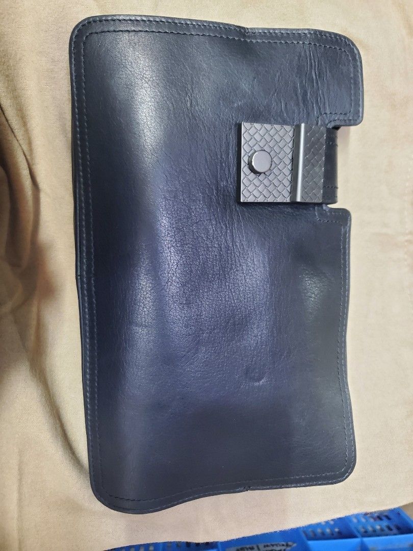 Bottega veneta Wallet (Category: Luxury Bags & Wallets) located in Manila. Submitted by mavel0817 (Listing ID 1457379971, Image 1). Description: Bottega veneta Wallet Genuine Leather etikita .