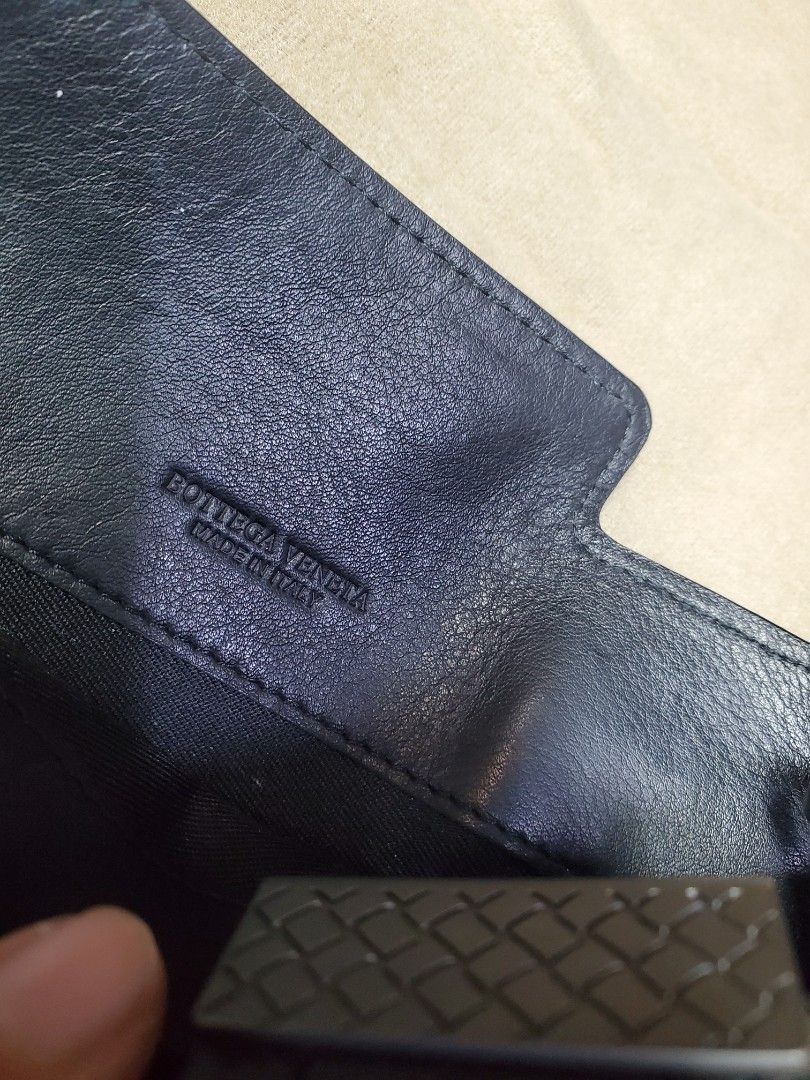 Bottega veneta Wallet (Category: Luxury Bags & Wallets) located in Manila. Submitted by mavel0817 (Listing ID 1457379971, Image 3). Description: Bottega veneta Wallet Genuine Leather etikita .