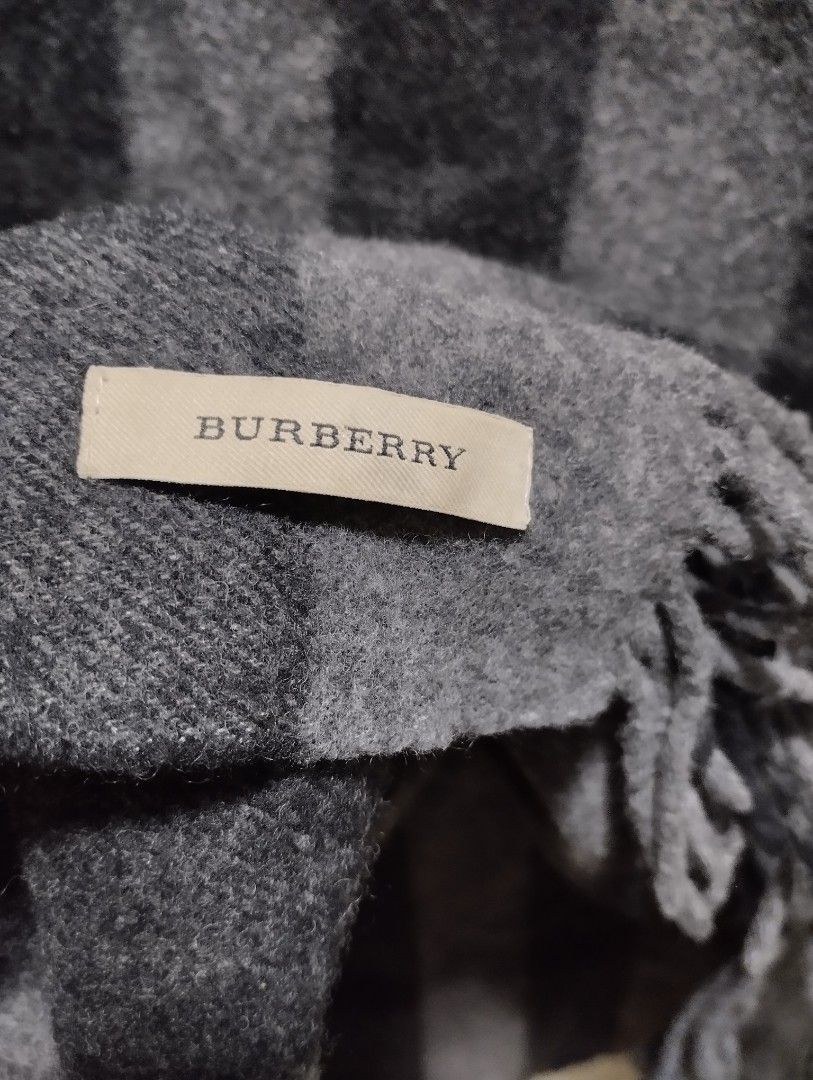 Burberry scarf (Category: Luxury Accessories) located in Bacoor. Submitted by nigel_008 (Listing ID 1457470898, Image 2). Description: Burberry cashmere scarf featuring fringed edges..