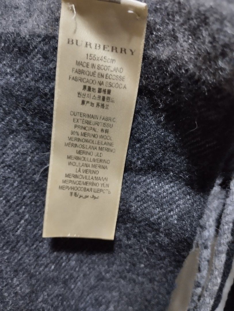 Burberry scarf (Category: Luxury Accessories) located in Bacoor. Submitted by nigel_008 (Listing ID 1457470898, Image 3). Description: Burberry cashmere scarf featuring fringed edges..