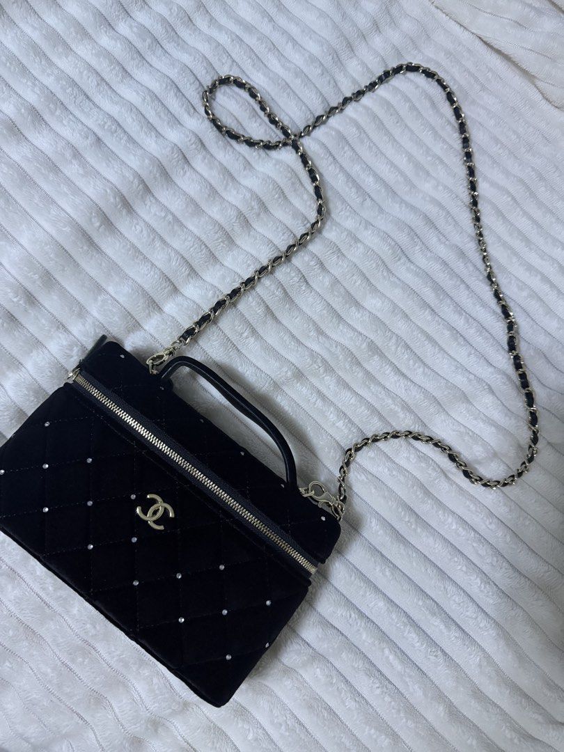 Chanel GWP bag (Category: Makeup) located in Pasig City. Submitted by _secondchances (Listing ID 1429672072, Image 2). Description: Super nice ang hardware used once .