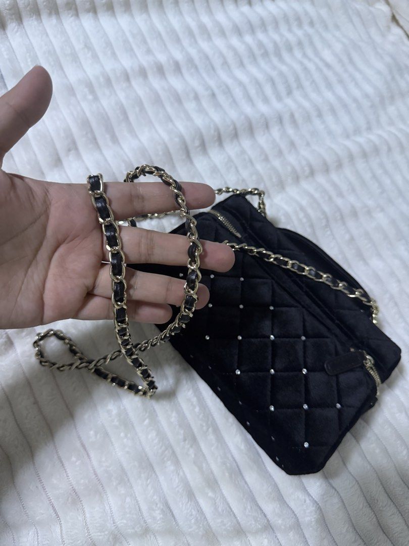 Chanel GWP bag (Category: Makeup) located in Pasig City. Submitted by _secondchances (Listing ID 1429672072, Image 3). Description: Super nice ang hardware used once .
