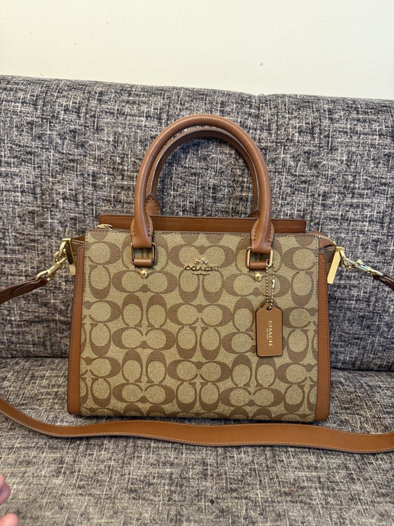 COACH 2 way 12x10 inches (Category: Cross-body Bags) located in Manila. Submitted by jaylo06 (Listing ID 1457346042, Image 1). Description: May creed may etiketa lahat ng hardwares naka coach gold hardwares malinis mabango po sa may gusto pm lang po thanks.