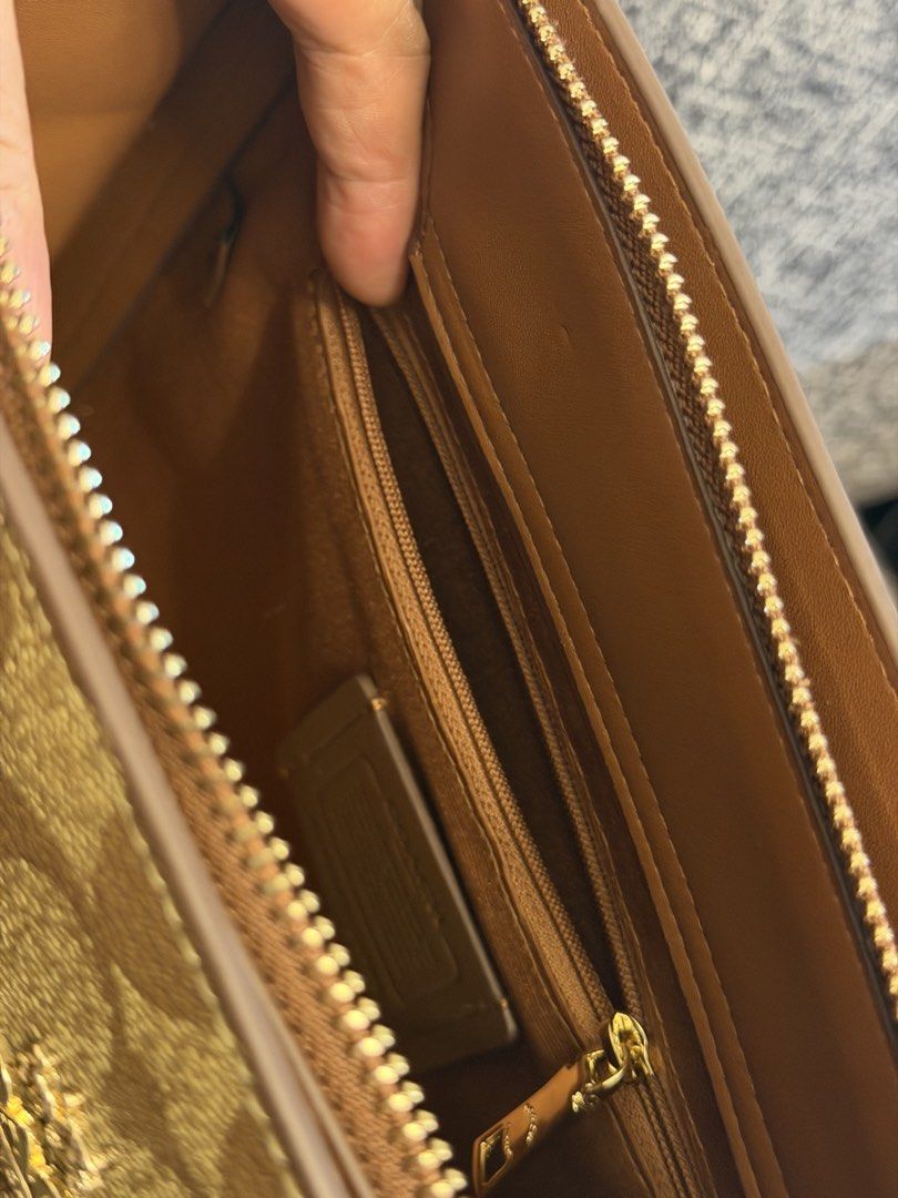 COACH 2 way 12x10 inches (Category: Cross-body Bags) located in Manila. Submitted by jaylo06 (Listing ID 1457346042, Image 3). Description: May creed may etiketa lahat ng hardwares naka coach gold hardwares malinis mabango po sa may gusto pm lang po thanks.