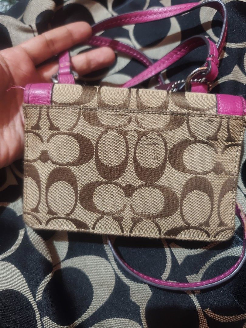 Coach Crossbody Wallet (Category: Luxury Bags & Wallets) located in Taguig. Submitted by wear.us.ph (Listing ID 1457394530, Image 2). Description: .