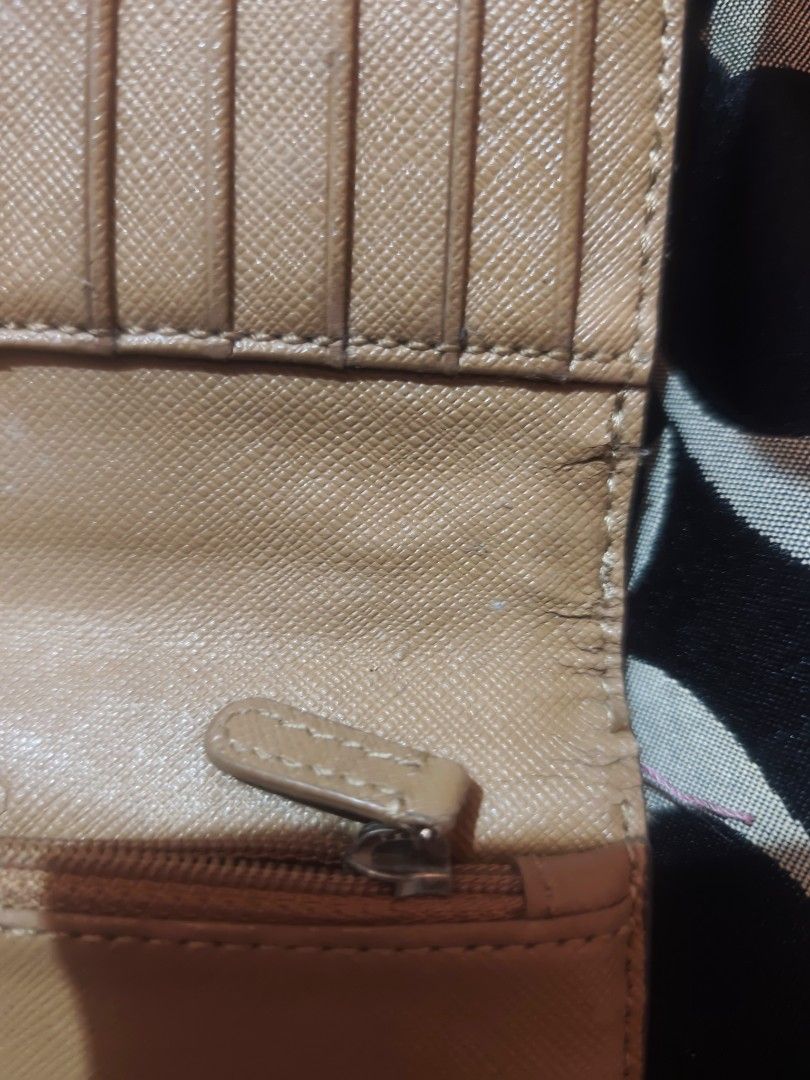 Coach Crossbody Wallet (Category: Luxury Bags & Wallets) located in Taguig. Submitted by wear.us.ph (Listing ID 1457394530, Image 3). Description: .