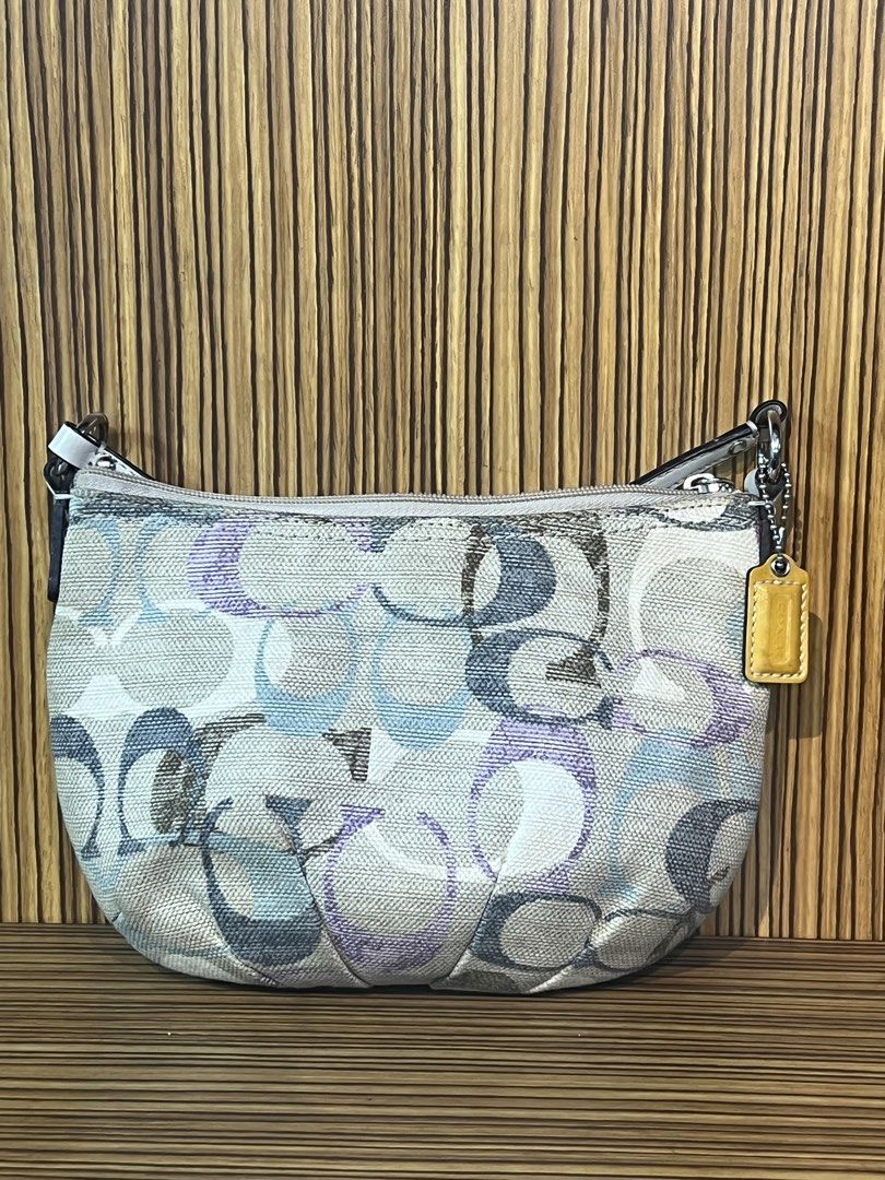 coach sling bag (Category: Cross-body Bags) located in Quezon City. Submitted by brand.selection (Listing ID 1457353858, Image 3). Description: coach sling.