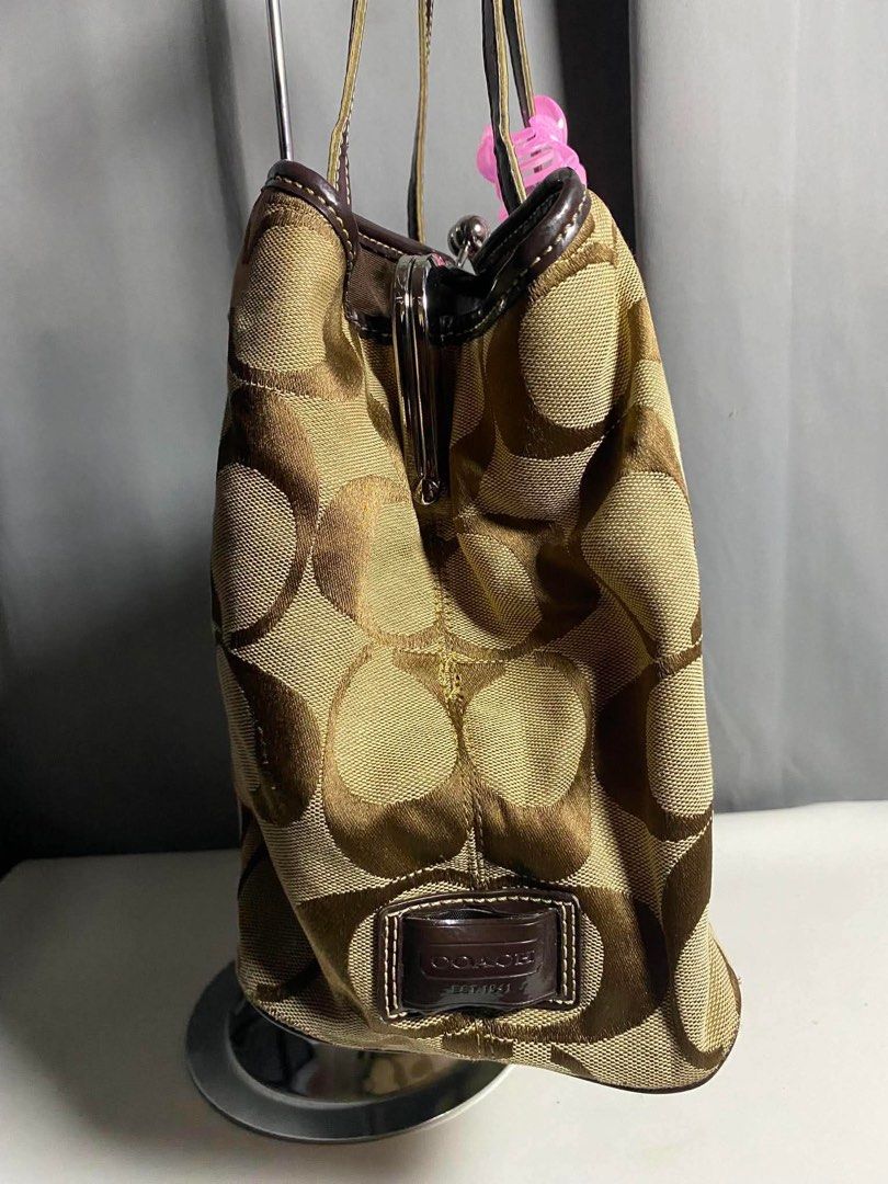 Coach Stripe Frame Kisslock Tote bag (Category: Tote Bags) located in Cebu City. Submitted by gummybearsworld (Listing ID 1457489795, Image 3). Description: Authentic 100% Silver hardware 10/10 Body canvas 9.5/10 Can send more photos upon request Free shipping nationwide.