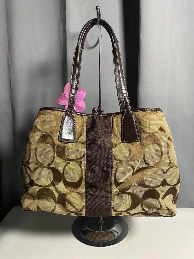 Coach Stripe Frame Kisslock Tote bag (Category: Tote Bags) located in Cebu City. Submitted by gummybearsworld (Listing ID 1457489795, Image 2). Description: Authentic 100% Silver hardware 10/10 Body canvas 9.5/10 Can send more photos upon request Free shipping nationwide.