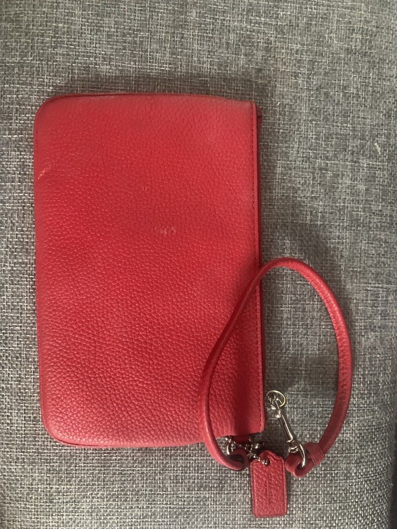 Coach wristlet (Category: Wallets & Card holders) located in Santa Rosa. Submitted by declutteringthings08 (Listing ID 1457353367, Image 2). Description: Declutterring my wristlet Coach. No issue ..