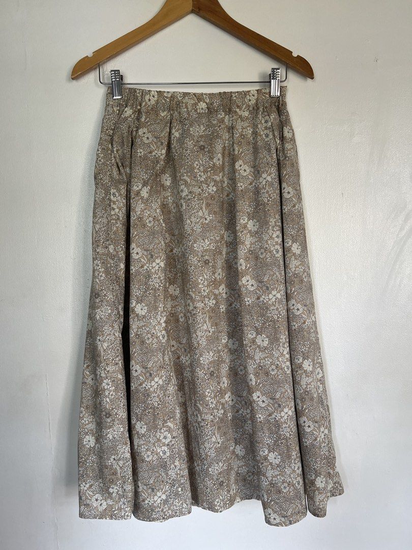 ‼️Sale‼️Dainty printed skirt (Category: Skirts) located in Las Pinas. Submitted by gaeley (Listing ID 1457349279, Image 3). Description: super pretty HQ material b: 26-28" l: 30".