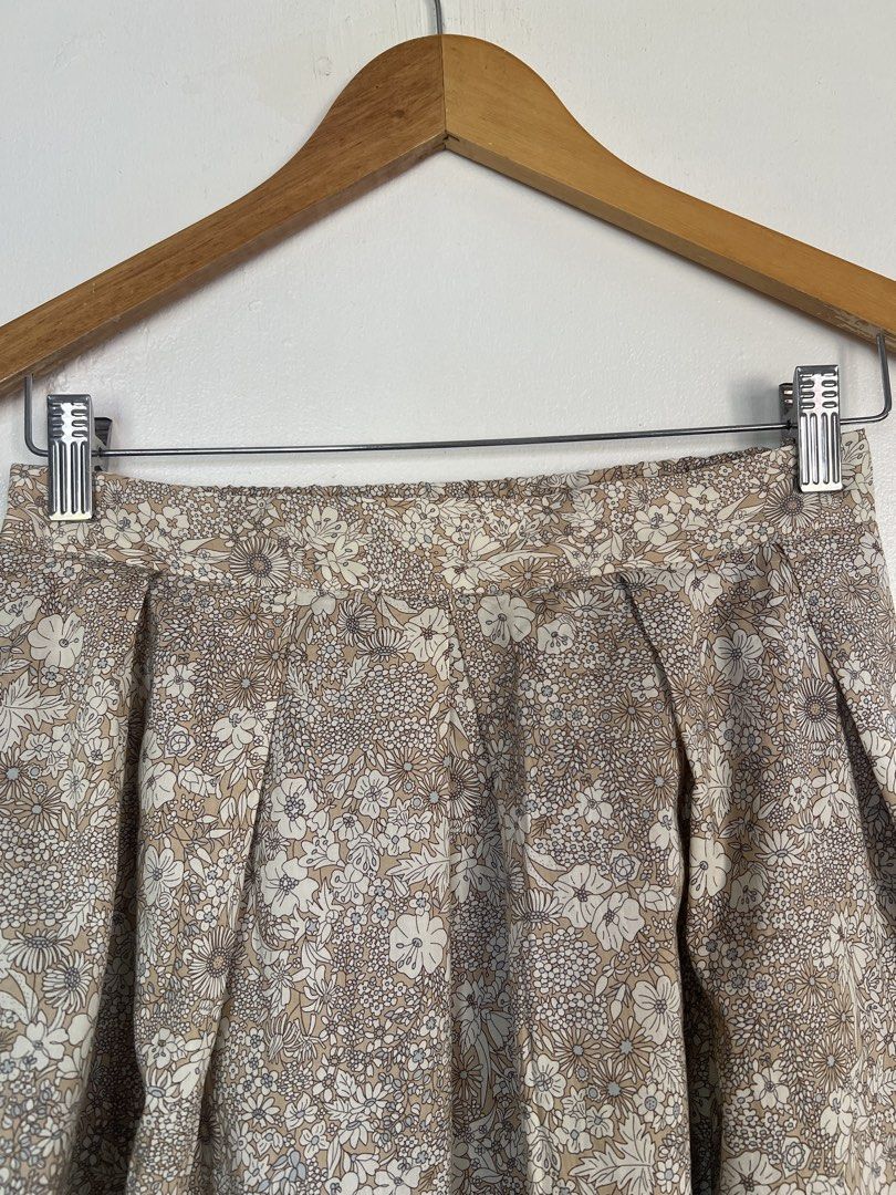 ‼️Sale‼️Dainty printed skirt (Category: Skirts) located in Las Pinas. Submitted by gaeley (Listing ID 1457349279, Image 2). Description: super pretty HQ material b: 26-28" l: 30".