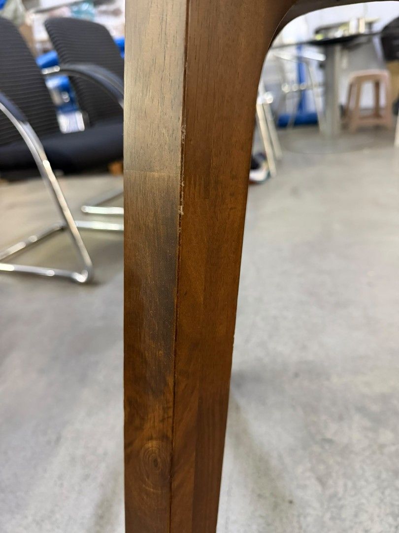 Dining table (Category: Tables & Sets) located in Singapore. Submitted by s3r.je (Listing ID 1457343118, Image 3). Description: Small flaws on the legs as shown in the photo, otherwise sturdy and just need a wipe down. not for picky buyer. self collection only..