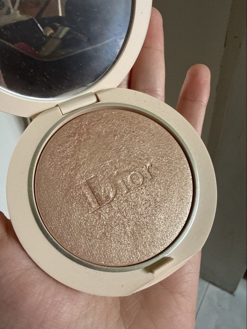 Dior Forever Couture Luminizer Highlighter 01 (Category: Makeup) located in Santiago. Submitted by dobongsoon (Listing ID 1457404070, Image 3). Description: - Dior Forever Couture Luminizer - Shade: 01 - Intense highlighting powder - Long wear and comfort - Comes in original packaging - Achieve a radiant glow! sanitize ko before shipping .