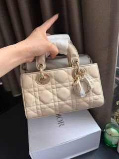 (Category: ) located in . Submitted by thewomanbehindthebrand (Listing ID 1457424007, Image 1). Description: .
