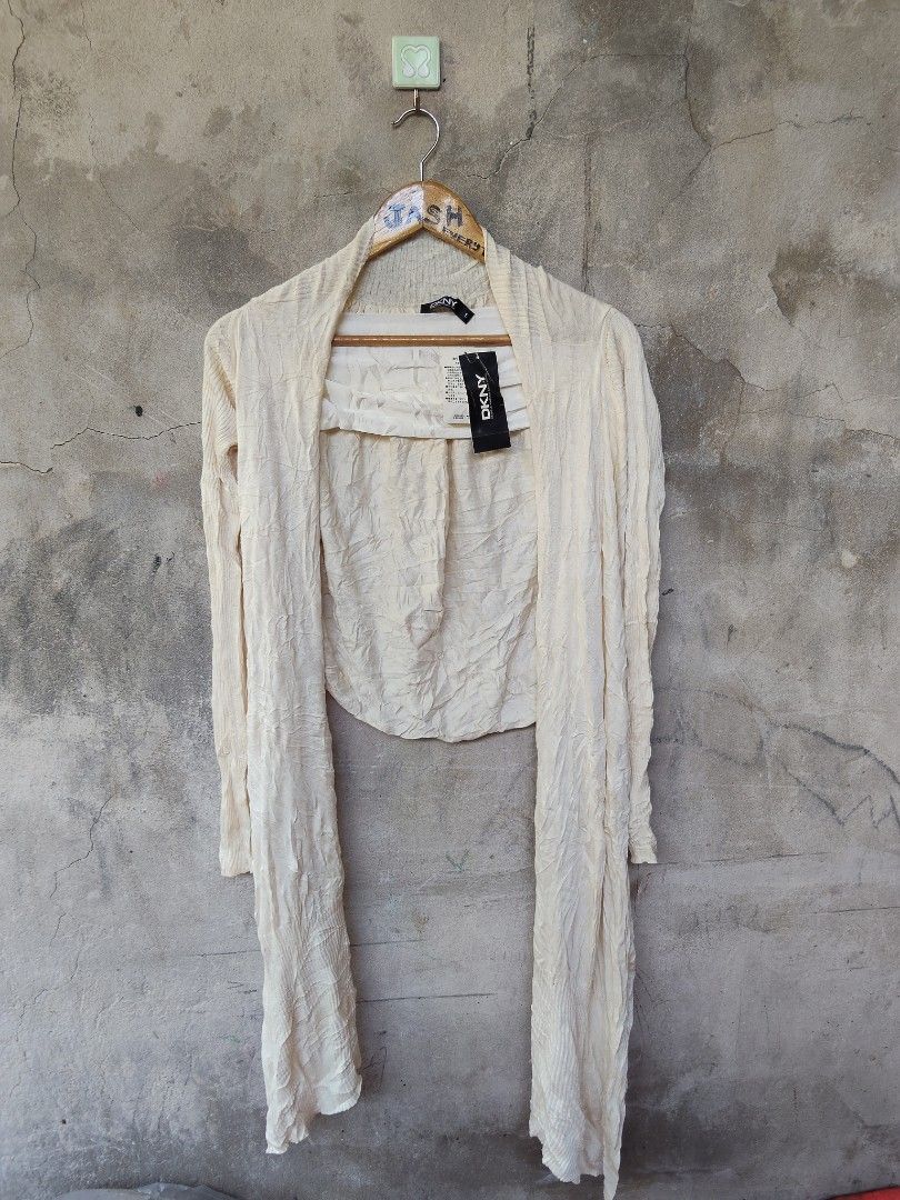 DKNY Cream Textured Cardigan Top Size S (Category: Longsleeves) located in City of Isabela. Submitted by jasheverything (Listing ID 1457500943, Image 1). Description: - Cream DKNY cardigan top - Textured fabric all over - Long sleeves with draped front - Original tags attached - Size S - Ideal for layering Excellent Condition 850+SF.