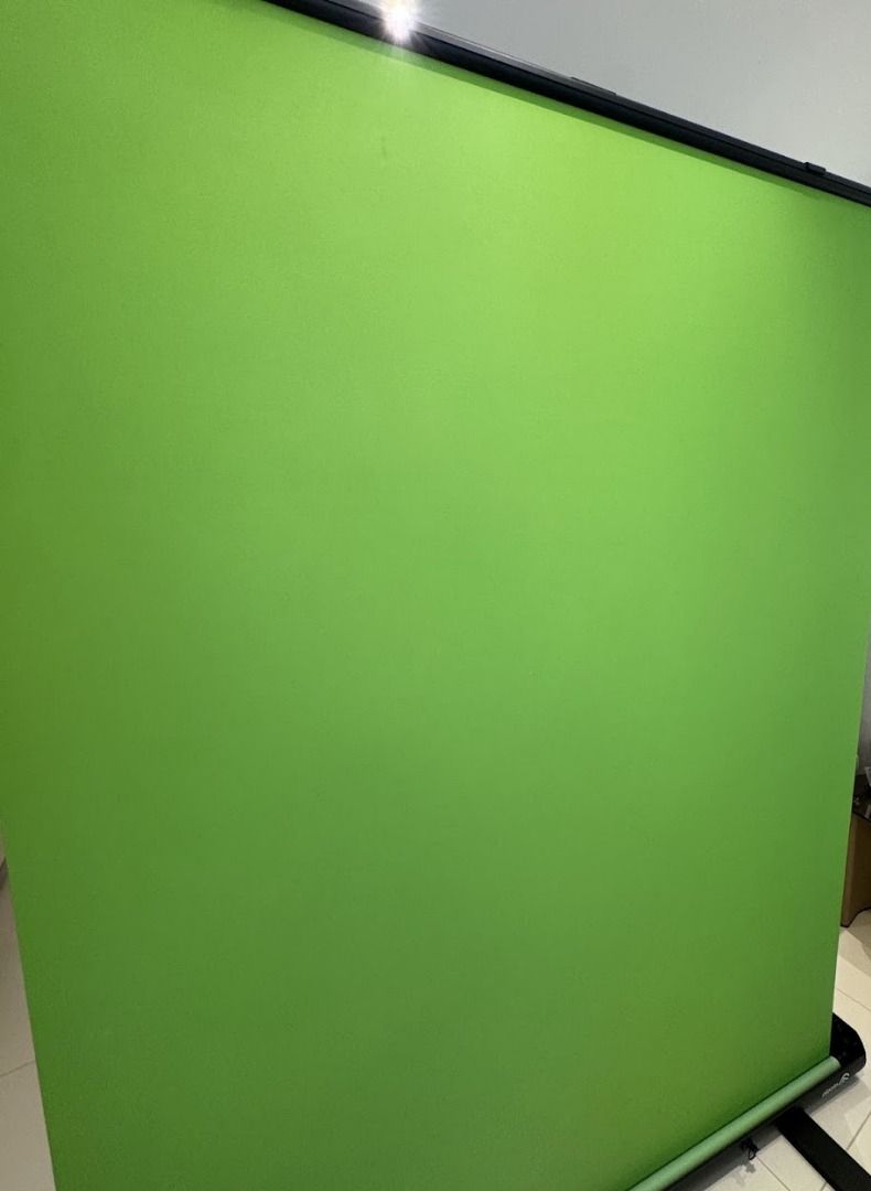 Elgato Green Screen (Category: Other Accessories) located in Taguig. Submitted by ericckk9 (Listing ID 1457342294, Image 2). Description: Purchased from DataBlitz, 2022 https://www[.]elgato[.]com/ww/en/p/green-screen Roller pulls up and retracts properly Honest scratches on the case and small stain on the top left part as shown in the last zoomed in photo.
