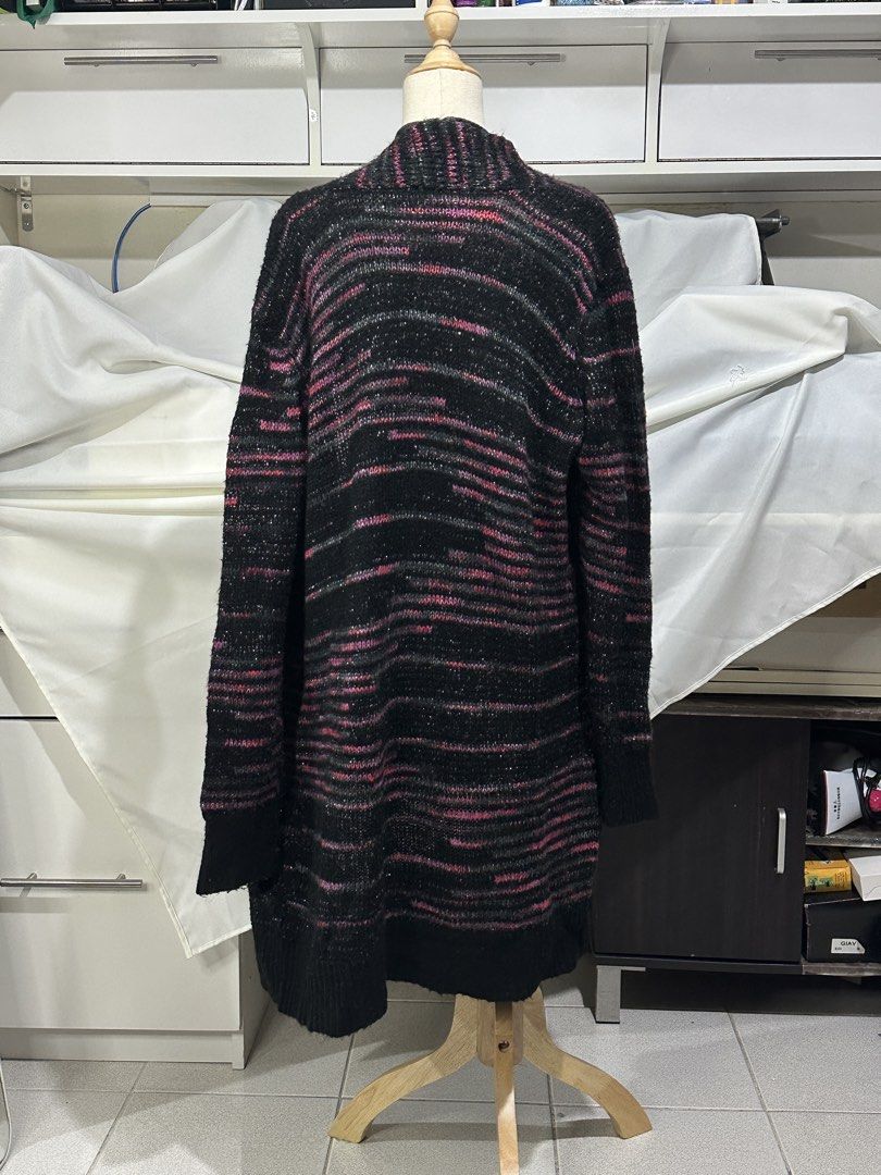 Emo/Alt Knitted Black Pink Long Blazer Cardigan (Category: Coats, Jackets and Outerwear) located in Caloocan City. Submitted by 444keeps (Listing ID 1457434736, Image 2). Description: Soo pretty! Super long sleeves! Length: 33 in Size M-L See last pic for when worn ^^.