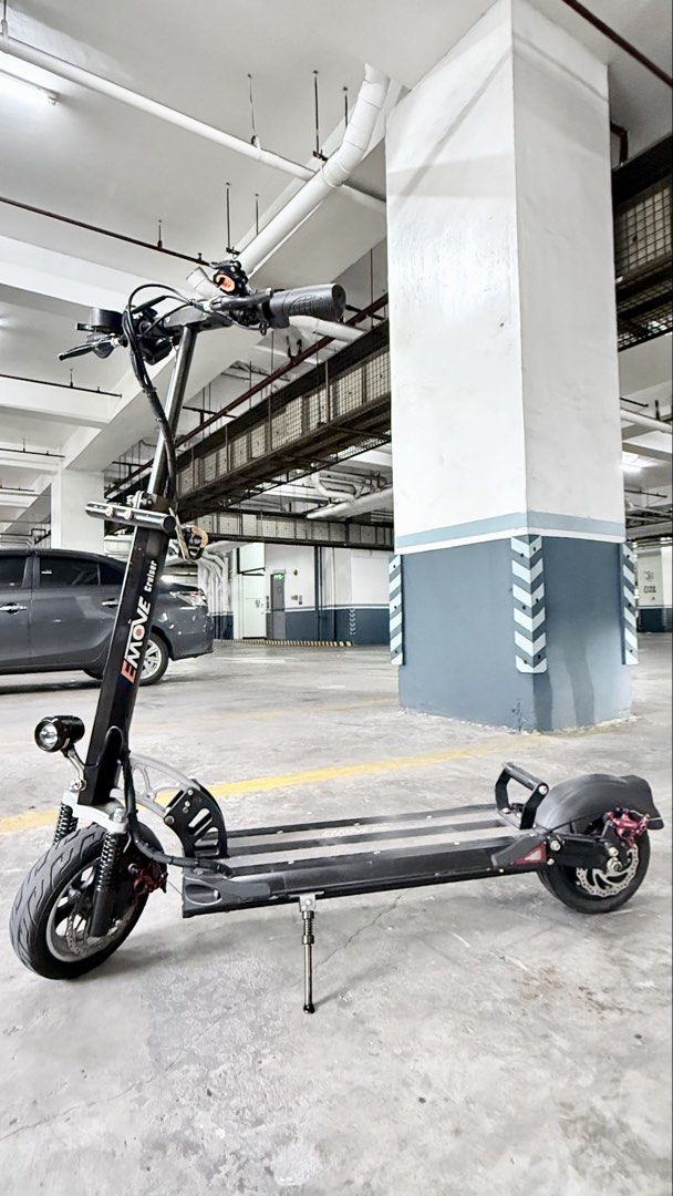 E-Move Cruiser V1.0 Electric Scooter (Category: Bicycles) located in Quezon City. Submitted by andreamolly888 (Listing ID 1457457558, Image 2). Description: Heavy-duty, long-range daily commuter scooter. Packed with high-end LG battery cells and solid IP67 weather protection. Ready to ride. Specs: 1600W Max Peak Power | 52V LG Li-ion Battery | 543 km low mileage | IP67 Water Resistance Features: Dual suspension, semi-hydraulic disc brakes, pneuma